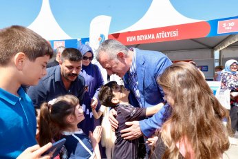 Büyükakın’a çocuklardan sevgi seli