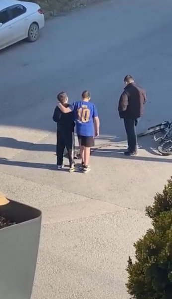 Çocuklar yaralı kedinin başında nöbet tuttu