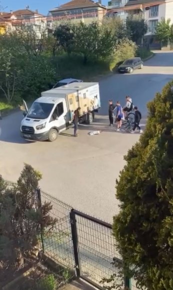 Çocuklar yaralı kedinin başında nöbet tuttu