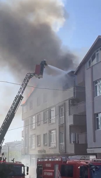 Binanın çatısı alevlere teslim oldu