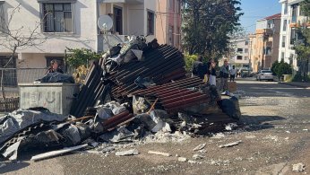 Binanın çatısı alevlere teslim oldu