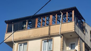 Binanın çatısı alevlere teslim oldu