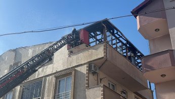 Binanın çatısı alevlere teslim oldu
