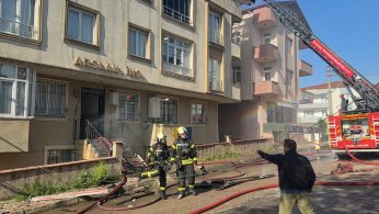 Binanın çatısı alevlere teslim oldu