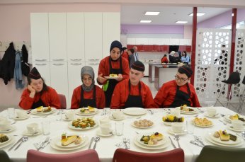 Okul mutfağında aldıkları eğitimle iş bulabiliyorlar