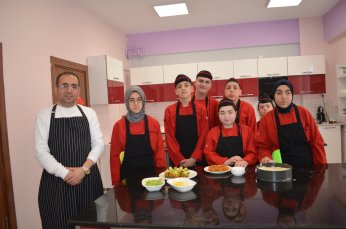 Okul mutfağında aldıkları eğitimle iş bulabiliyorlar