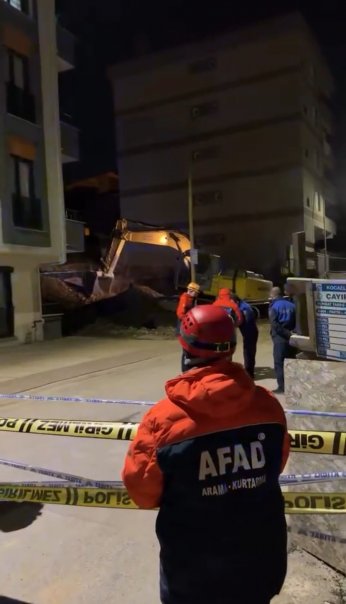 Zemininde kayma oluşan bina tahliye edildi