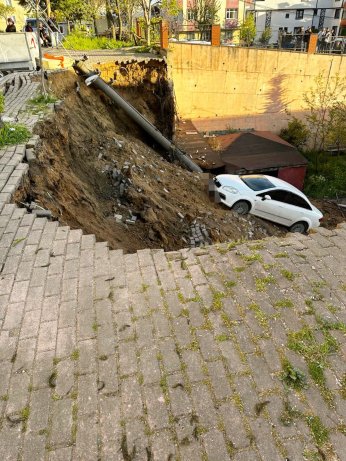 Duvar çöktü, otomobil okul bahçesine düştü