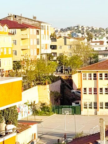 Duvar çöktü, otomobil okul bahçesine düştü