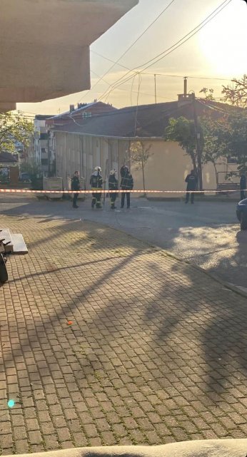 Duvar çöktü, otomobil okul bahçesine düştü