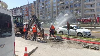 Fiber optik kazısında su borusu patladı