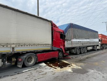 6 tırın karıştığı kazada trafik alt üst oldu