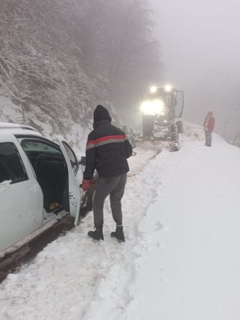 Karda mahsur kalanları A Takımı kurtardı