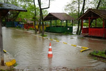 Sular altında kalan kurban pazarında zor anlar