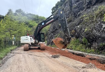 Sağanakta zarar gören yollara onarım