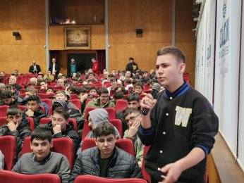Gölcük’te ‘Yeni Dünya Düzeni’ söyleşisi