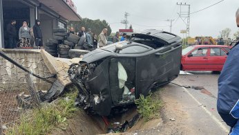 Savrulan araç evin duvarını yıktı: 1 yaralı