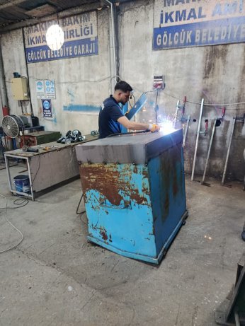 Eskiyen konteynerler onarımdan geçiyor
