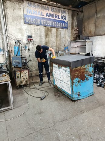 Eskiyen konteynerler onarımdan geçiyor