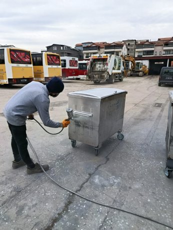 Eskiyen konteynerler onarımdan geçiyor