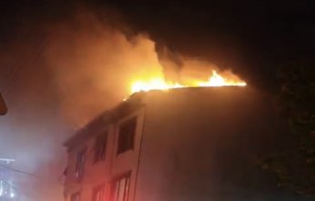 Çatı katı alevlere teslim oldu