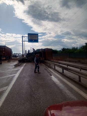 Kamyon bariyere çarpıp yan yattı: 1 yaralı