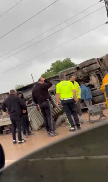 Kamyon bariyere çarpıp yan yattı: 1 yaralı