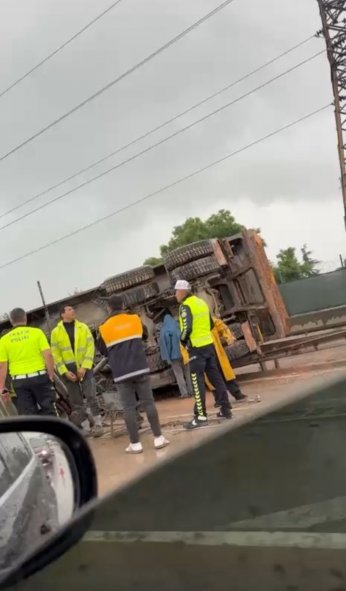 Kamyon bariyere çarpıp yan yattı: 1 yaralı