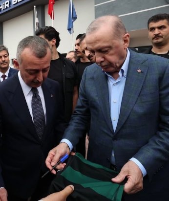 Büyükakın, müze için Erdoğan’a forma imzalattı
