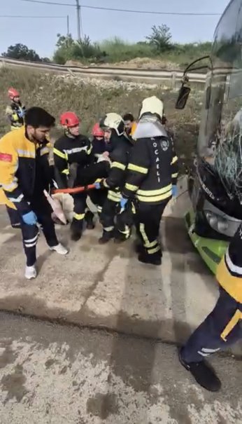 Otomobille otobüs çarpıştı: 3 yaralı