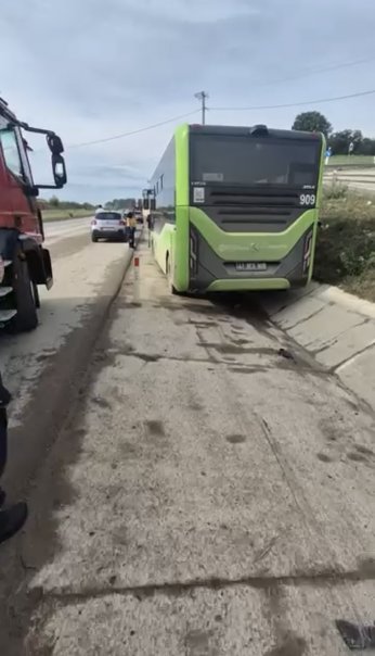 Otomobille otobüs çarpıştı: 3 yaralı