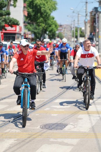Büyükakın, gençlerle pedal çevirdi