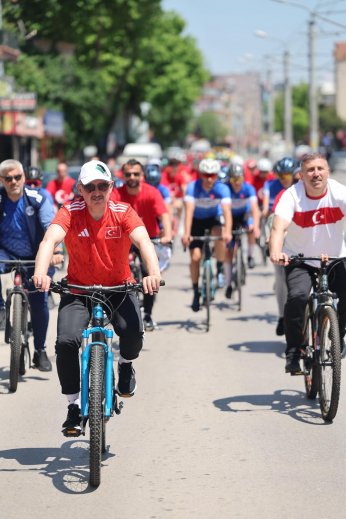 Büyükakın, gençlerle pedal çevirdi