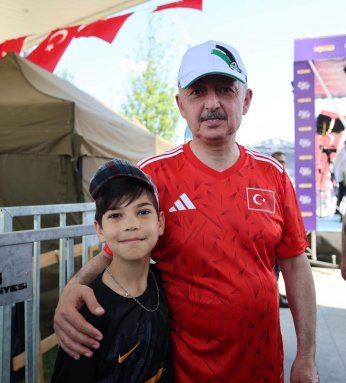Büyükakın, gençlerle pedal çevirdi