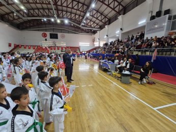 305 taekwondocu kuşak atladı