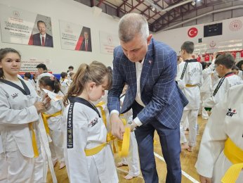 305 taekwondocu kuşak atladı