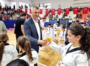 305 taekwondocu kuşak atladı