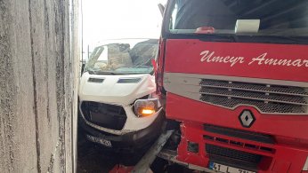Panelvan ile tır çarpıştı: 2 yaralı