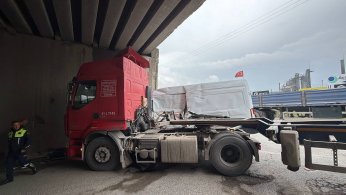 Panelvan ile tır çarpıştı: 2 yaralı