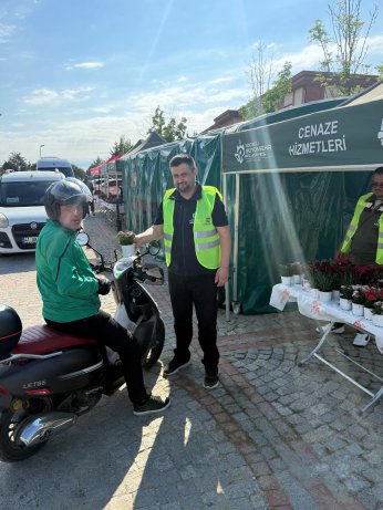 Mezarlıklara ücretsiz servis ve çiçek dağıtımı