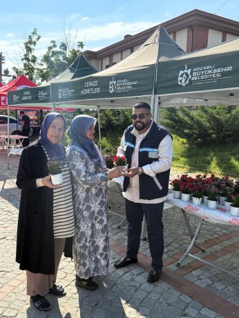 Mezarlıklara ücretsiz servis ve çiçek dağıtımı