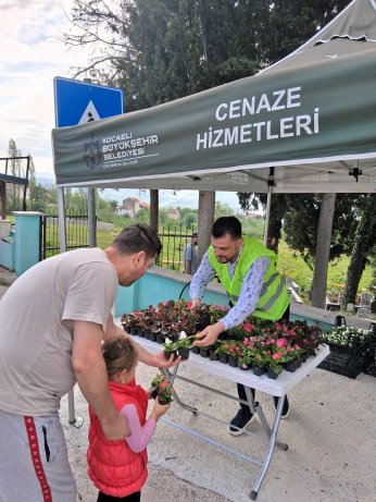 Mezarlıklara ücretsiz servis ve çiçek dağıtımı