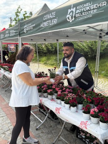 Mezarlıklara ücretsiz servis ve çiçek dağıtımı