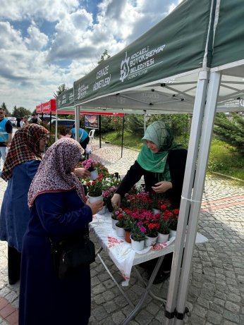 Mezarlıklara ücretsiz servis ve çiçek dağıtımı