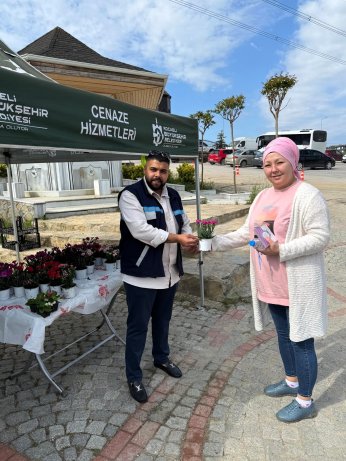 Mezarlıklara ücretsiz servis ve çiçek dağıtımı