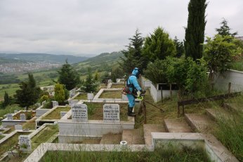 Şehitlik ve mezarlıklar bayrama hazırlandı