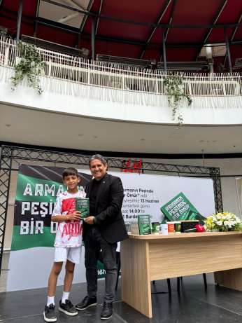 41 Burda AVM’de “Armanın Peşinde Bir Ömür” söyleşisine yoğun ilgi