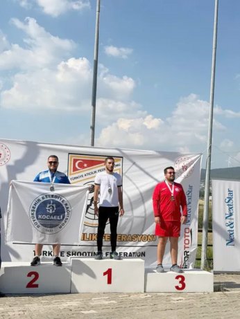 Kağıtsporlu sporcular kürsüden inmedi