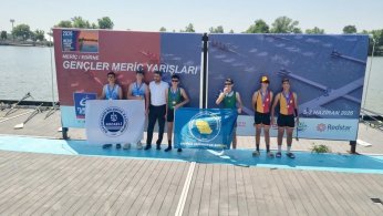 Kağıtsporlu sporcular kürsüden inmedi