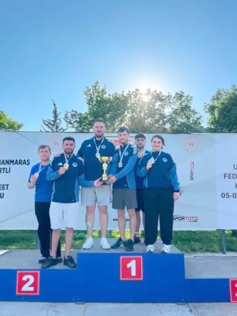 Kağıtsporlu sporcular kürsüden inmedi